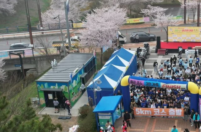 대회장에 늘어선 행사 부스와 텐트