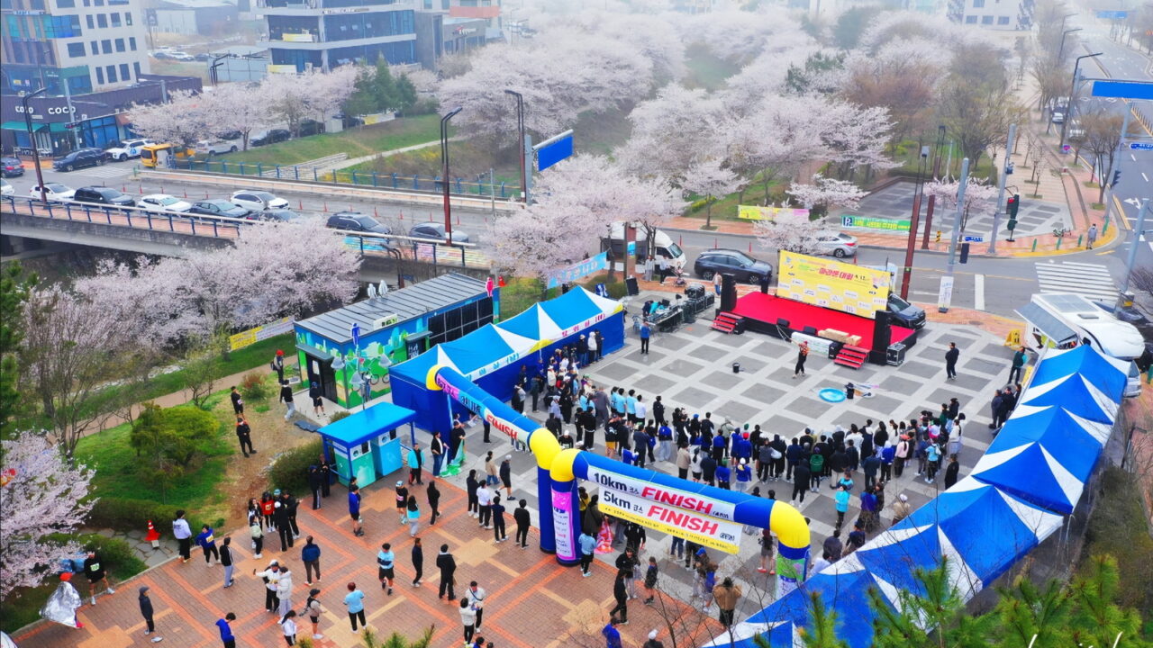 지난 대회 대회장 전경 — 무대와 행사 부스, 출발 아치가 보인다