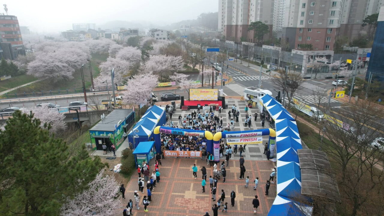 지난 대회 출발선 — 「5km 코스 출발」 현수막과 피니시 아치가 세워진 대회장